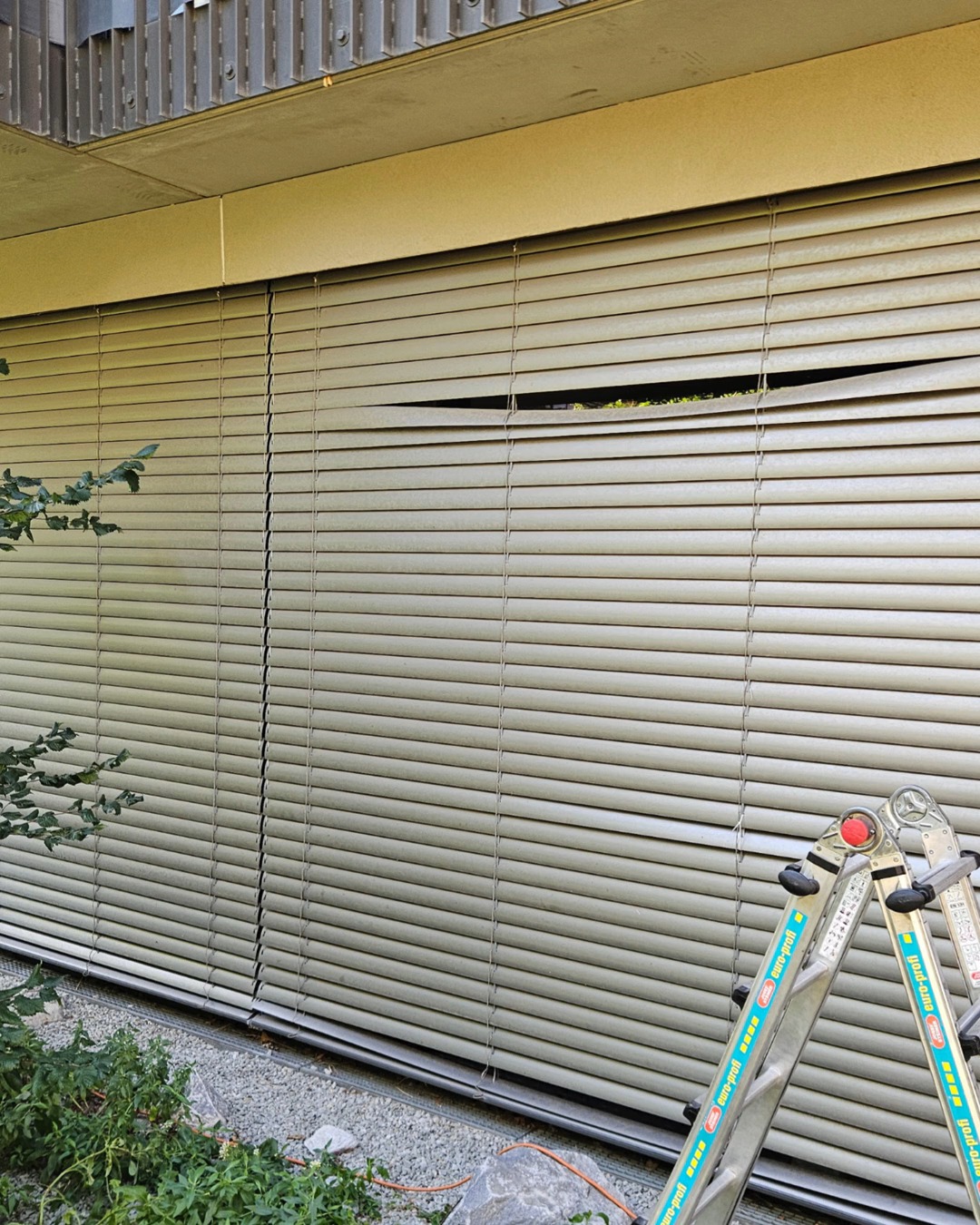 ☀️ Neuer Raffstore, neuer Sonnenschutz! Bei diesem Kunden war der bestehende Raffstore-Behang leider nicht mehr…